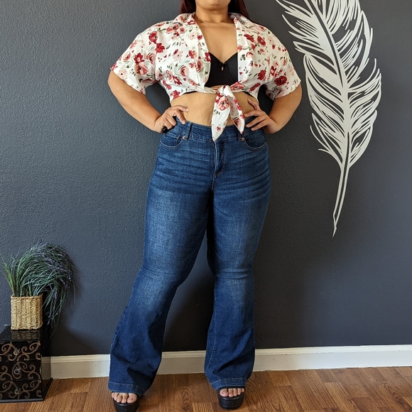 Jon & Anna Crop Top - Picture 1 of 7